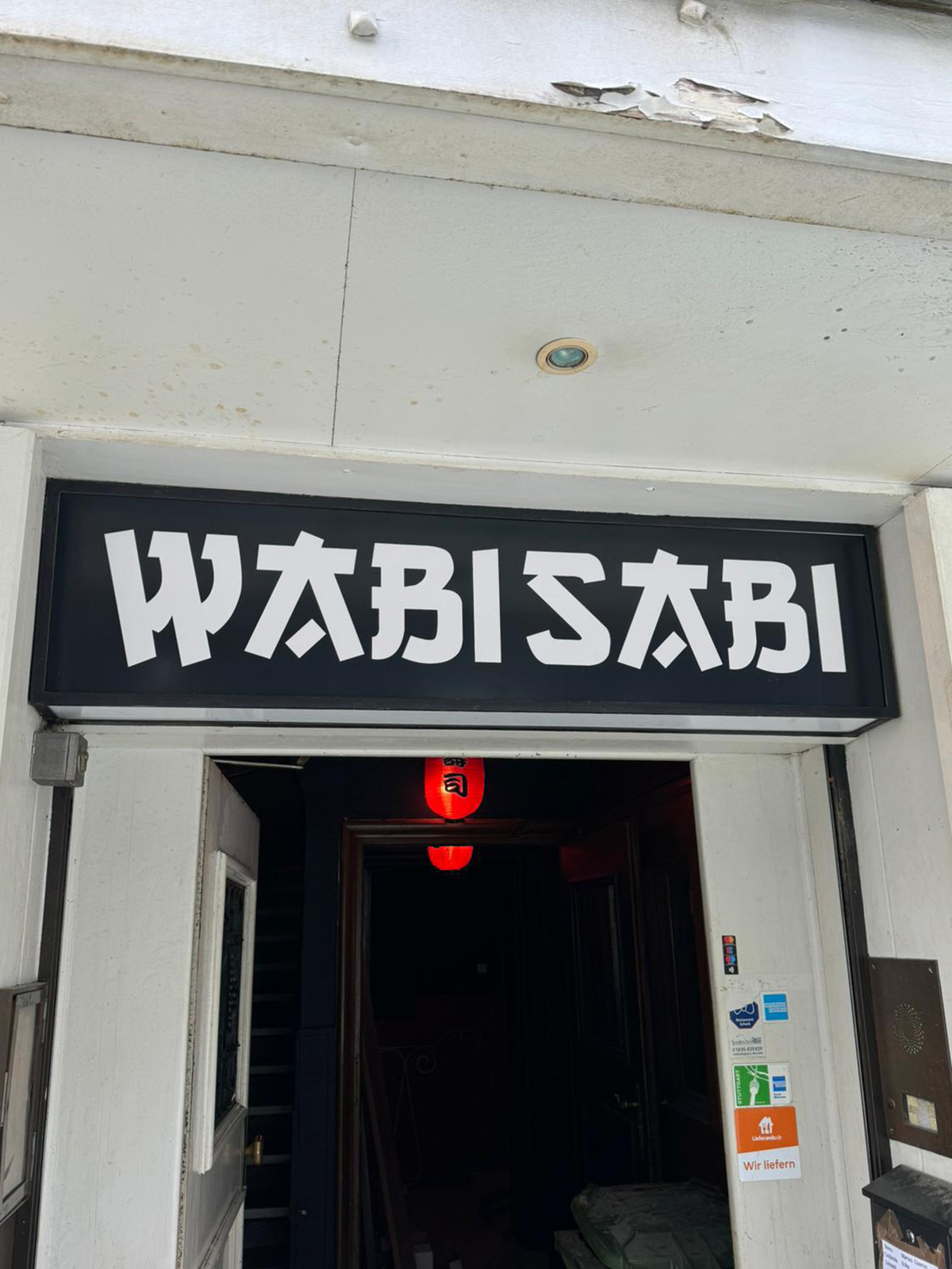 Hauseingang mit Logo Wabisabi